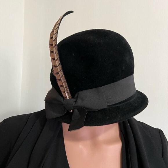 VINTAGE‎ WOOL BLACK BLACK HAT WITH FEATHER - Picture 1 of 7